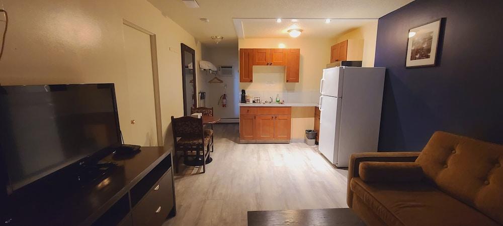 Empire Inn & Suites Penhold 외부 사진