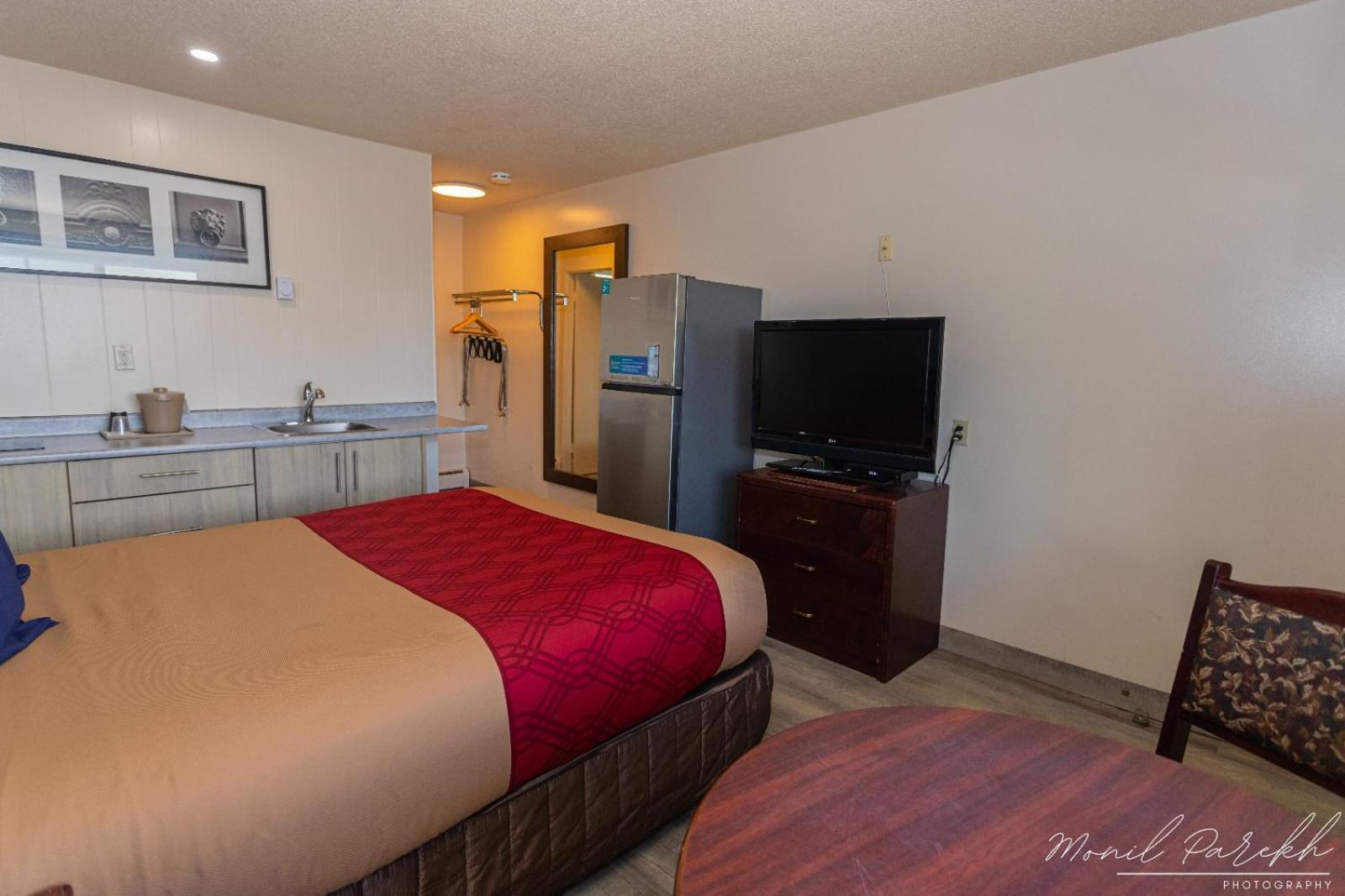 Empire Inn & Suites Penhold 외부 사진