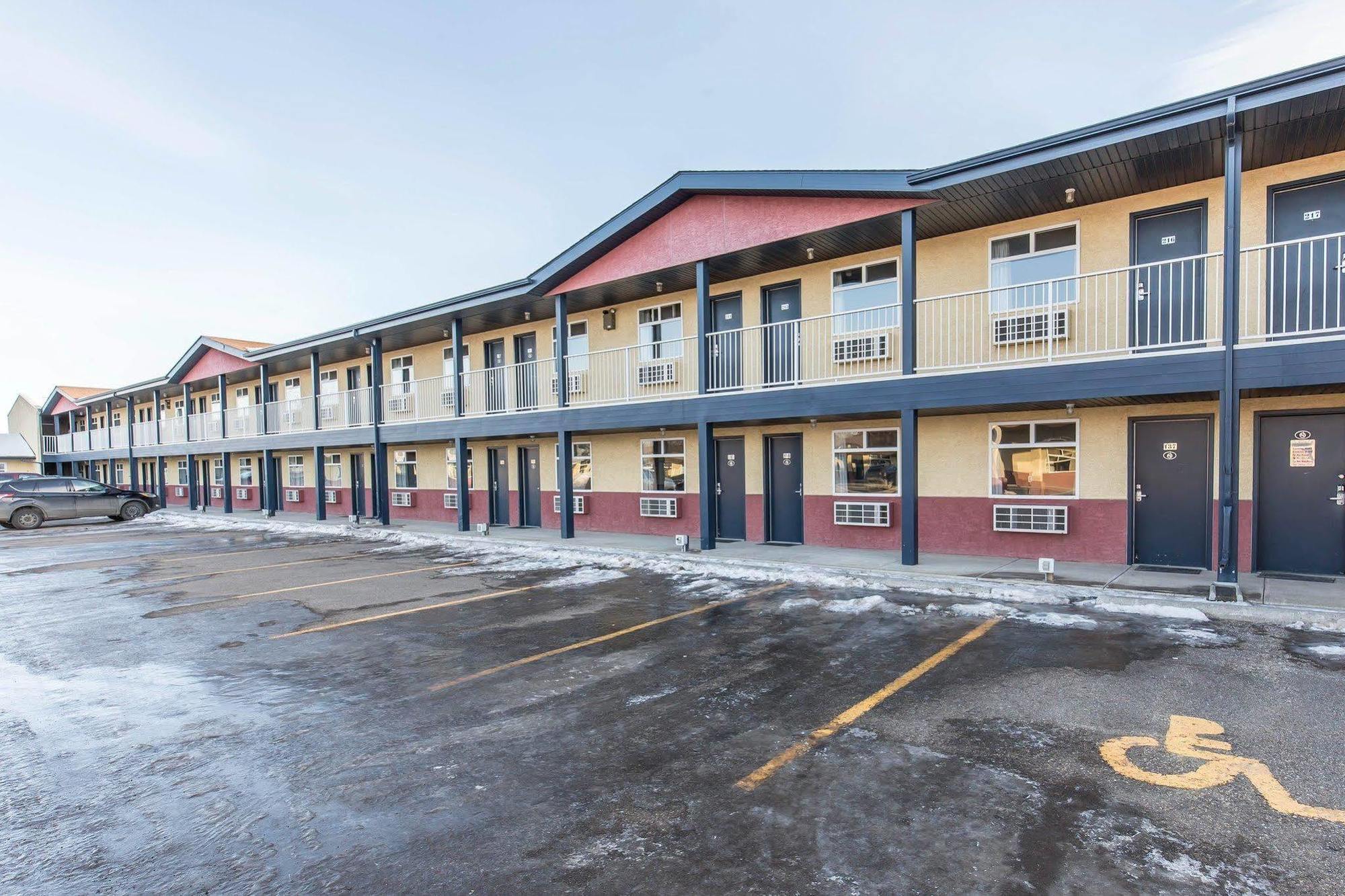 Empire Inn & Suites Penhold 외부 사진