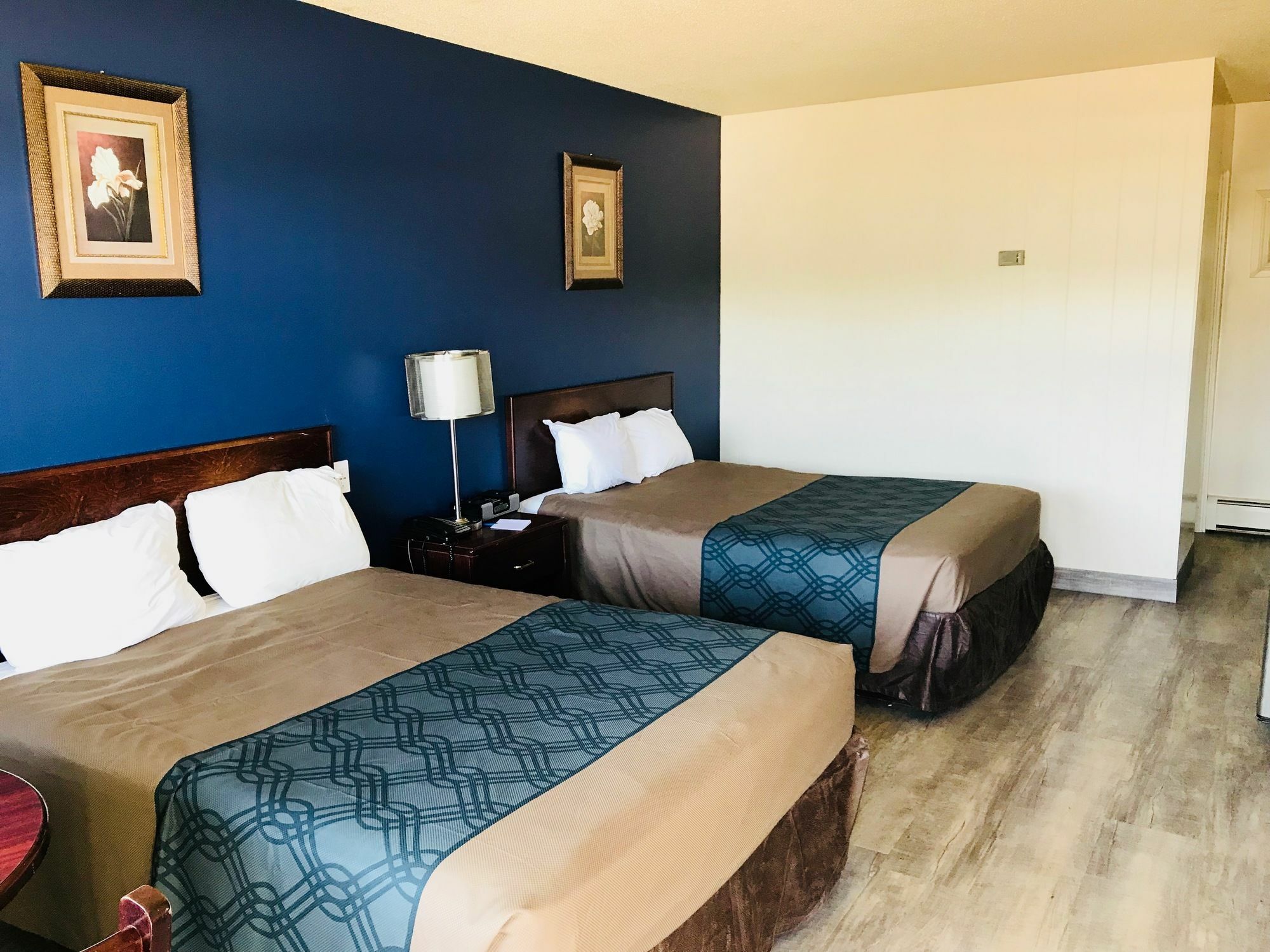 Empire Inn & Suites Penhold 외부 사진