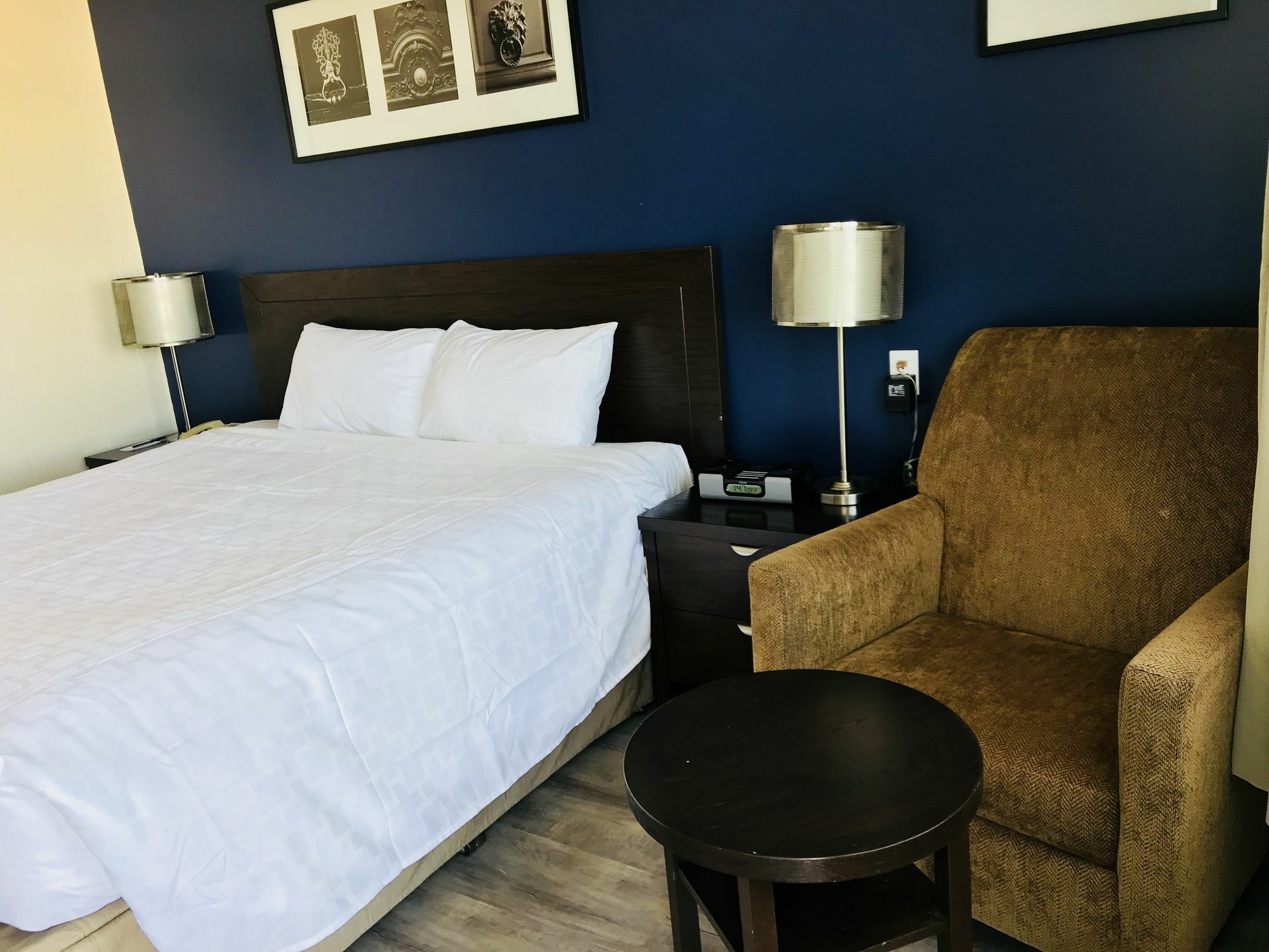 Empire Inn & Suites Penhold 외부 사진
