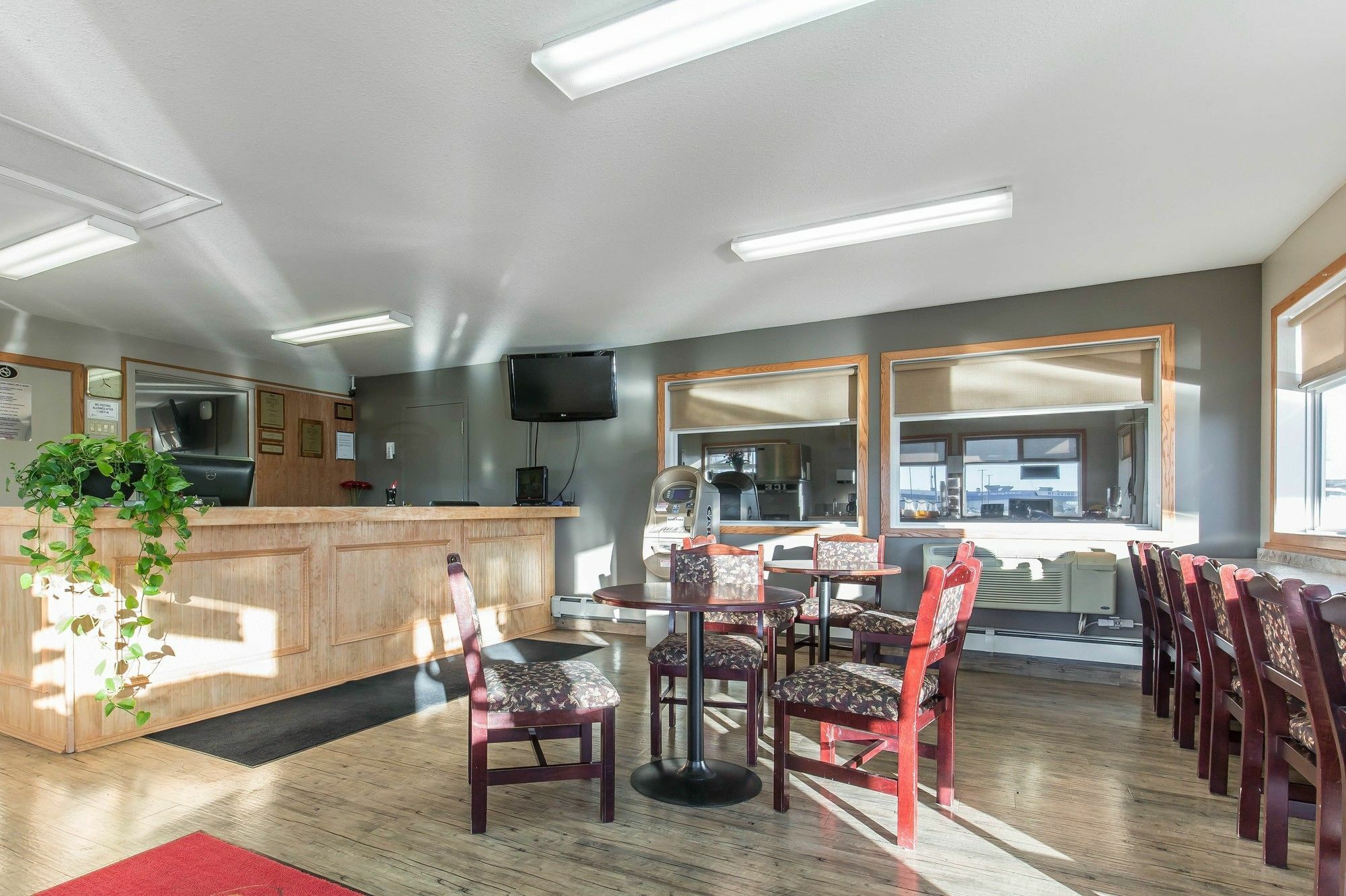 Empire Inn & Suites Penhold 외부 사진