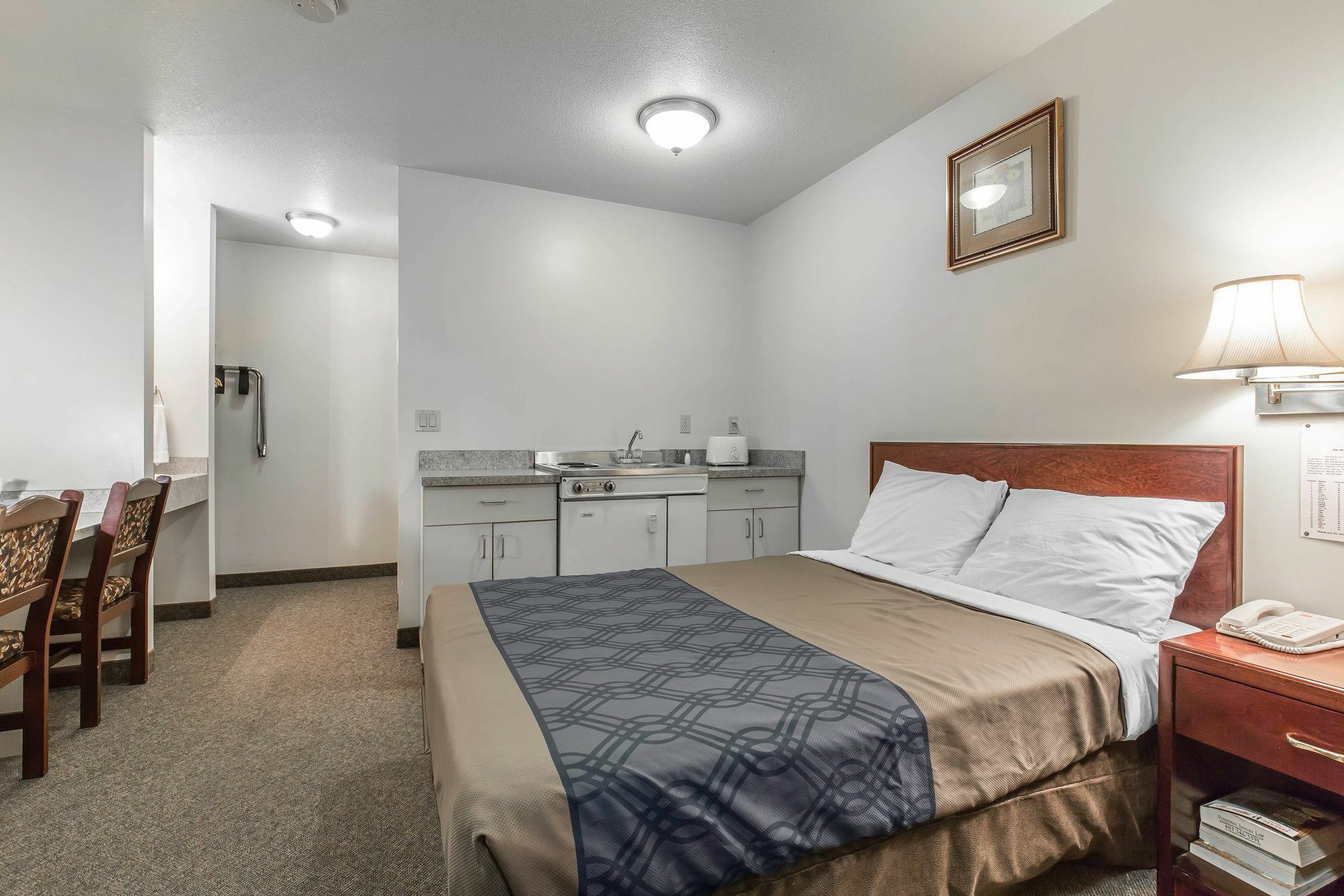 Empire Inn & Suites Penhold 외부 사진